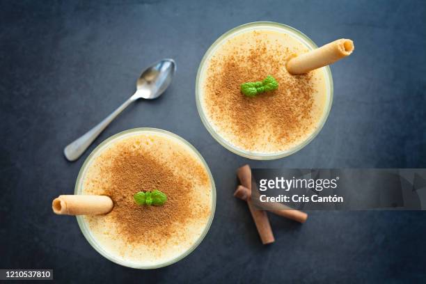 vanilla custard with cinnamon - vanillesoße stock-fotos und bilder