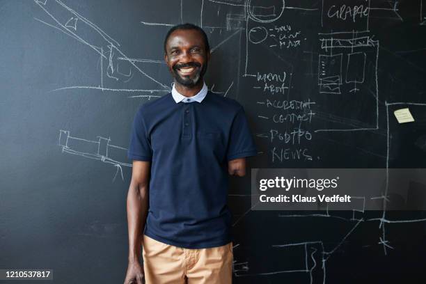 portrait of amputated businessman in office - amputado fotografías e imágenes de stock