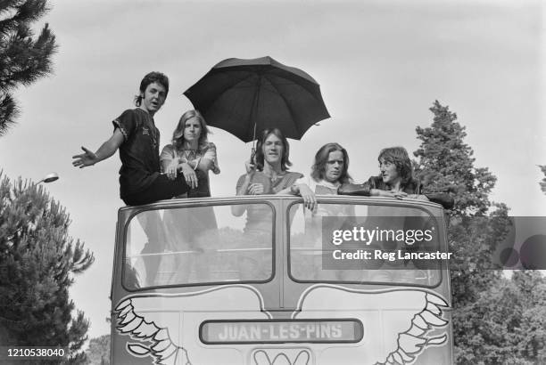 British singer and musician Paul McCartney, American photographer and musician Linda McCartney , American drummer Denny Seiwel, British musician...