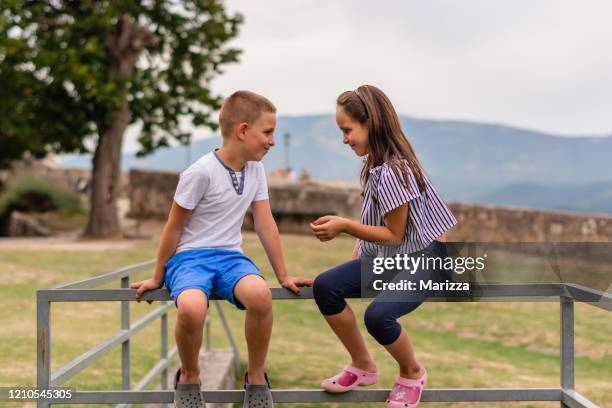 hermano y hermana pasando tiempo al aire libre - croatia girls fotografías e imágenes de stock