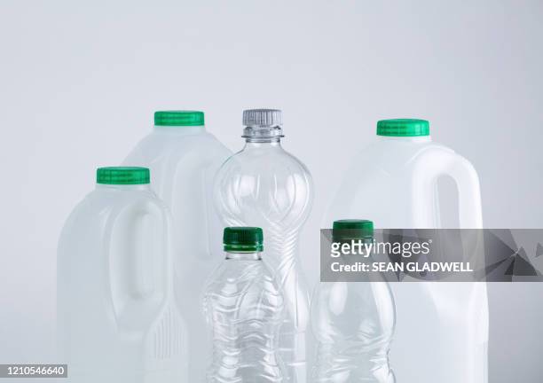 empty plastic bottles - biodegradable photos et images de collection
