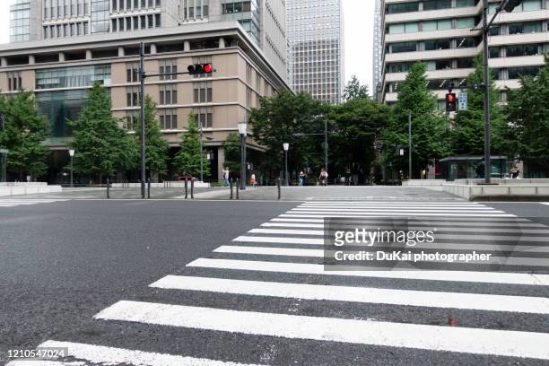 inner city road in tokyo - traffic light empty road stock pictures, royalty-free photos & images
