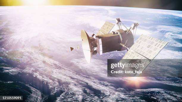 satellit auf planetenhintergrund - satellitenaufnahme stock-fotos und bilder