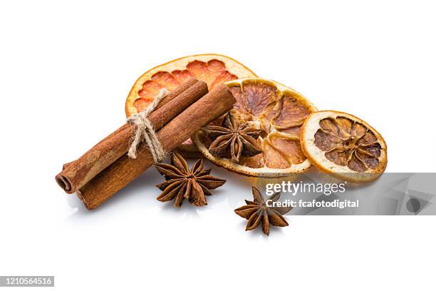 aromaterapia: rodajas de cítricos secos, canela y anís estrellado aislados sobre fondo blanco - alimentos-deshidratados fotografías e imágenes de stock