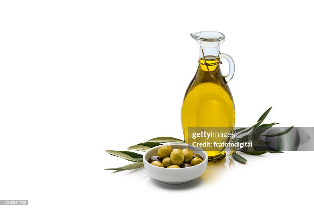 Aceite de oliva y aceitunas aisladas sobre fondo blanco reflectante