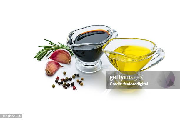 olijfolie en balsamico azijn containers geïsoleerd op reflecterende witte achtergrond - vinegar stockfoto's en -beelden