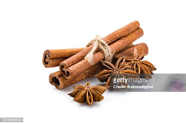 aromatherapie: zimtstangen und sternanis isoliert auf weißem hintergrund - cinnamon stock-fotos und bilder