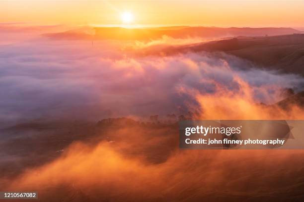 hope valley misty sunrise, castleton, derbyshire, peak district. uk - mam tor stock-fotos und bilder