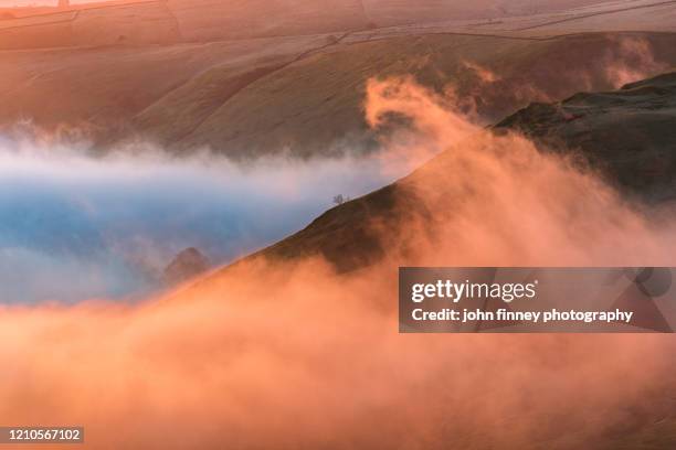 hope valley misty sunrise, castleton, derbyshire, peak district. uk - mam tor stock-fotos und bilder