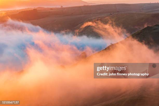 hope valley misty sunrise, castleton, derbyshire, peak district. uk - mam tor stock-fotos und bilder
