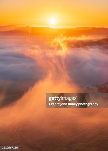 hope valley misty sunrise, castleton, derbyshire, peak district. uk - mam tor stock-fotos und bilder