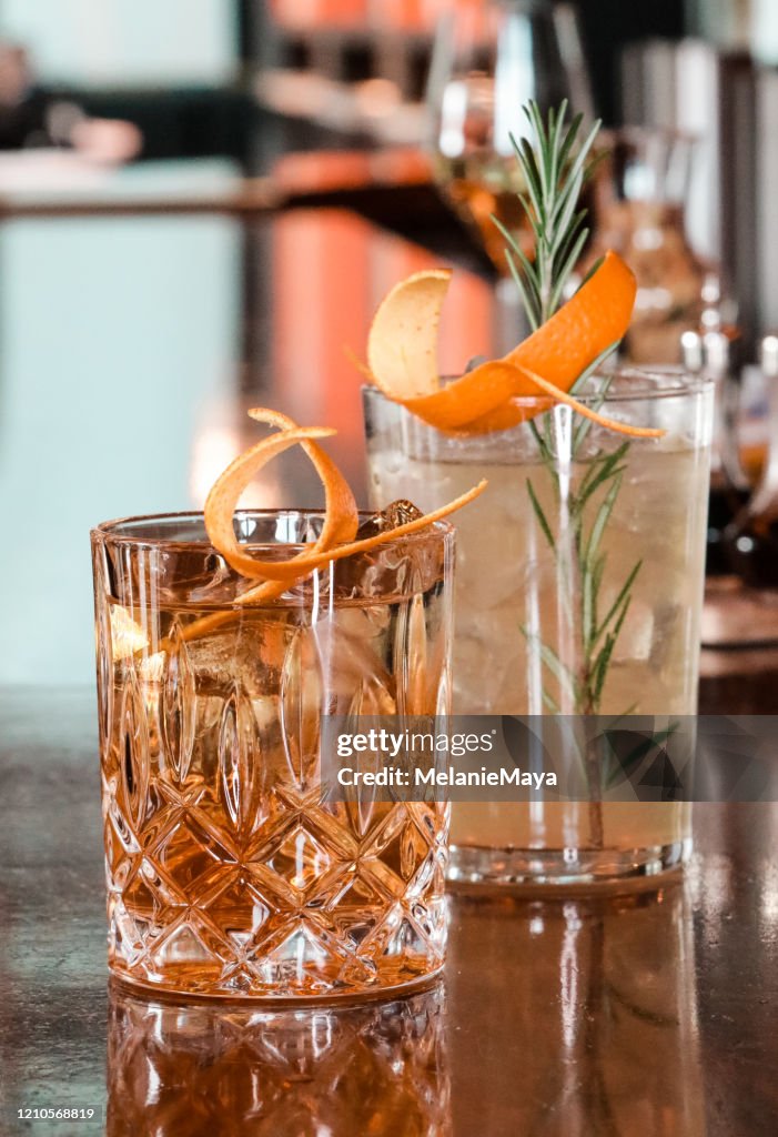 Schicke Cocktails auf der Bartheke