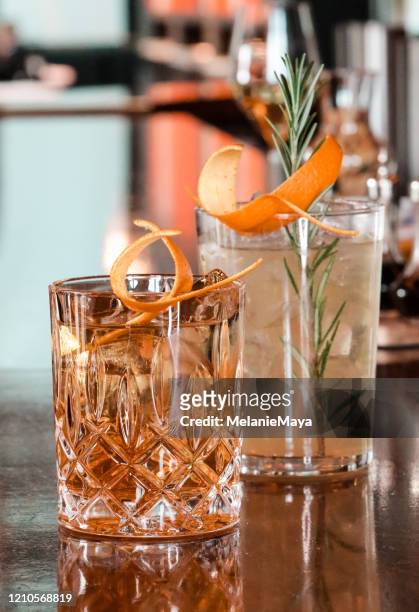 schicke cocktails auf der bartheke - drink stock-fotos und bilder