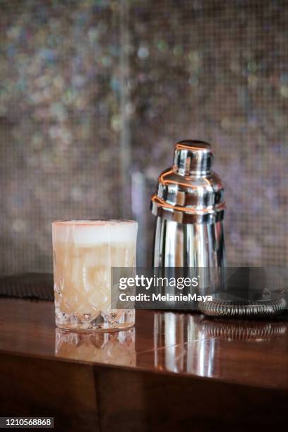 witte russische cocktail op staafteller - white russian stockfoto's en -beelden