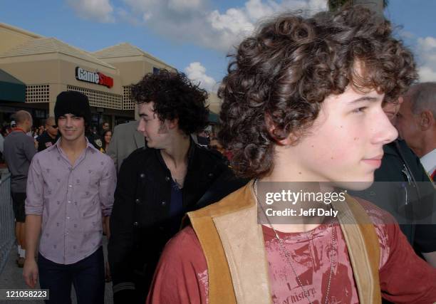 Musical act The Jonas Brothers appear at the Verizon store parking lot on November 20, 2007 in Boca Raton, Florida
