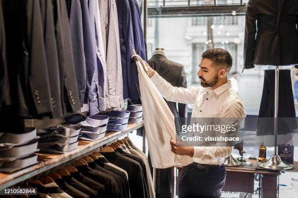 giovane uomo d'affari shopping - menswear foto e immagini stock