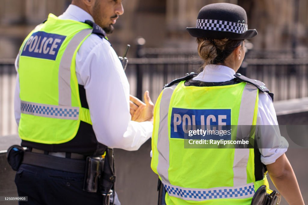 在英國倫敦威斯敏斯特，亞洲大都會員警在國會大廈外巡邏遊客。