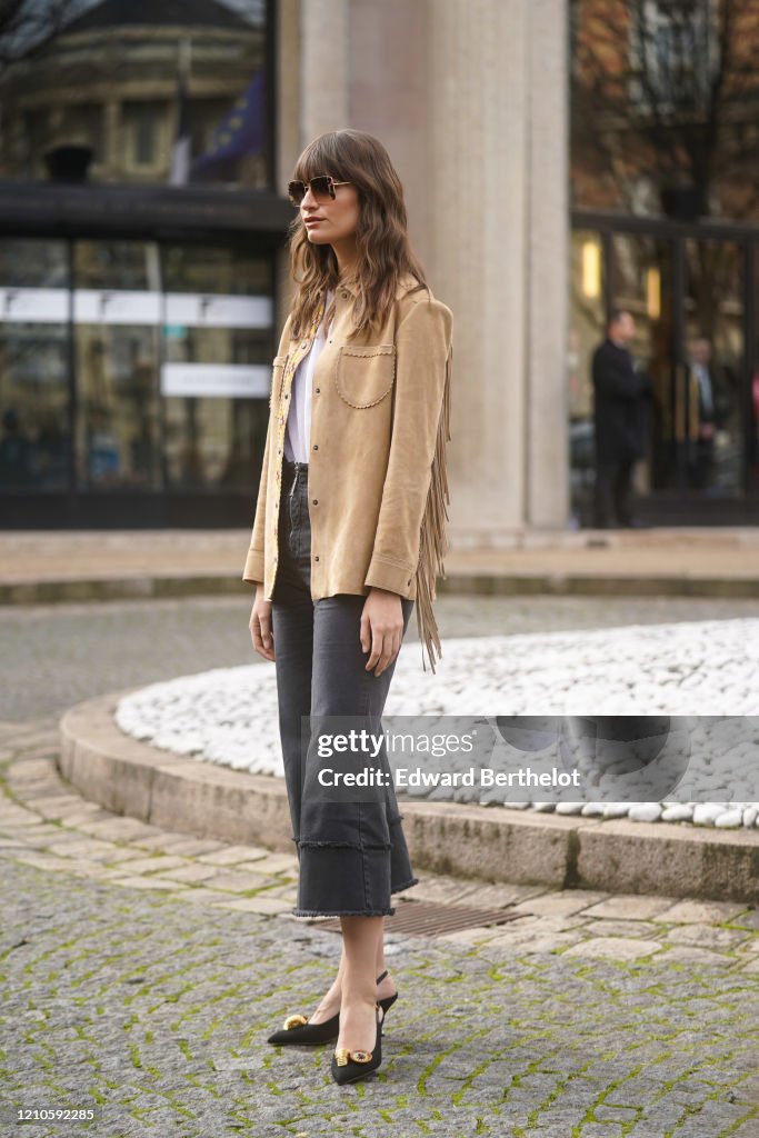 Street Style  - Paris Fashion Week - Womenswear Fall/Winter 2020/2021 : Day Nine