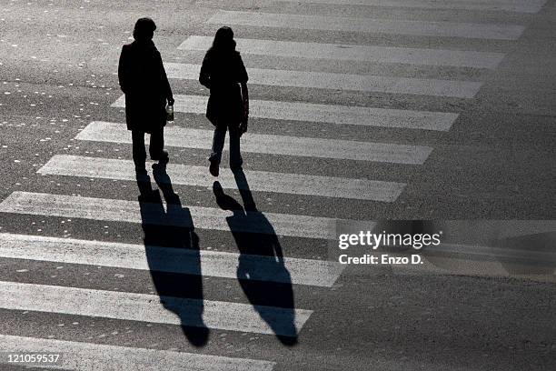 crossing - couple crossing street stock pictures, royalty-free photos & images