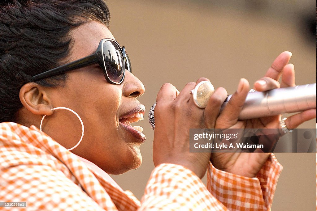 Macy Gray Performs at the Taste of Chicago - July 7, 2006