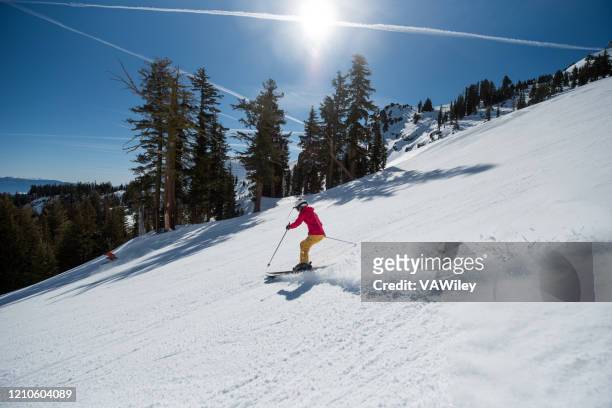 スキーヤーはカリフォルニアマウンテンスキーライフの美しさと太陽を楽しむ - タホ湖 ストックフォトと画像