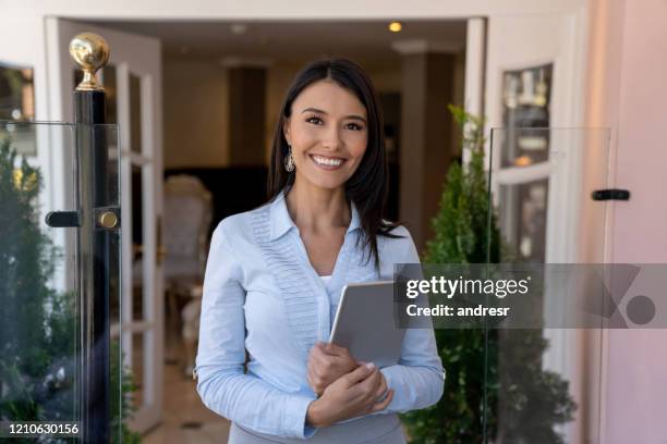 glücklicher business manager, der in einem hotel arbeitet - hotel manager stock-fotos und bilder