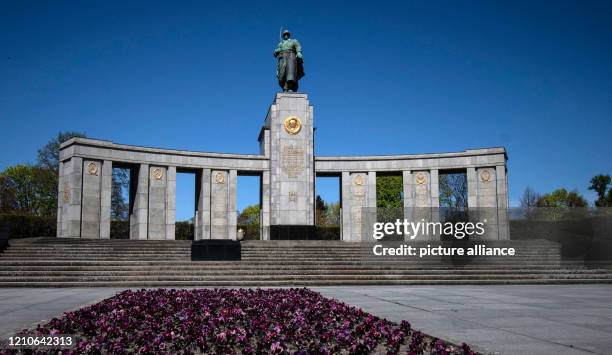 April 2020, Berlin: Blue sky can be seen above the Soviet memorial on the Straße des 17. Juni in the Tiergarten. Photo: Paul Zinken/dpa-Zentralbild/ZB