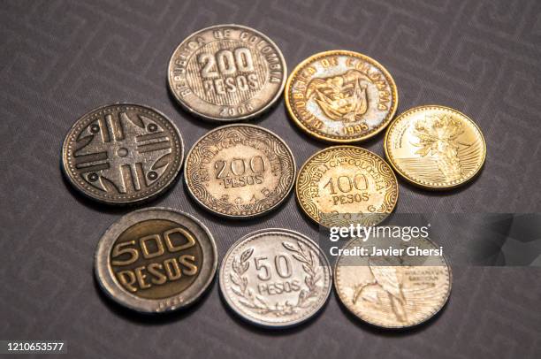 monedas colombianas de diferentes valores - money laundery stock pictures, royalty-free photos & images