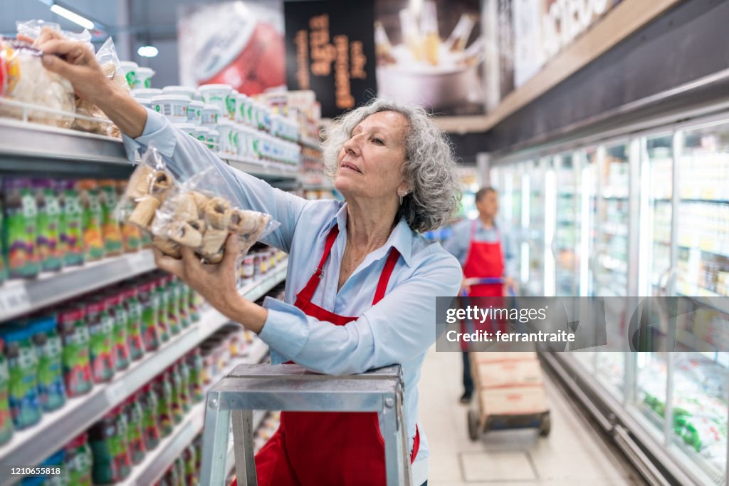 Senioren arbeiten im Supermarkt