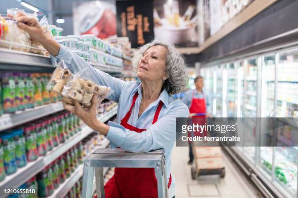 senioren die in supermarkt werken - part time job stockfoto's en -beelden