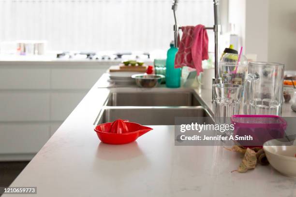 messy kitchen - vod stockfoto's en -beelden