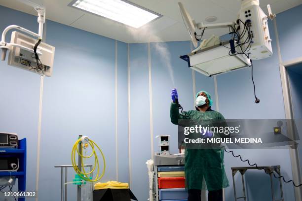 H2o2 For Clean Room Hydrogen Peroxide Cleaning Photos and Premium High Res Pictures - Getty ...
