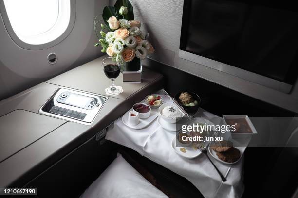 luxurious seats inside the plane - eerste klas stockfoto's en -beelden