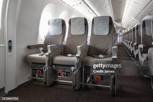 empty seats on large planes - vliegtuigstoel stockfoto's en -beelden