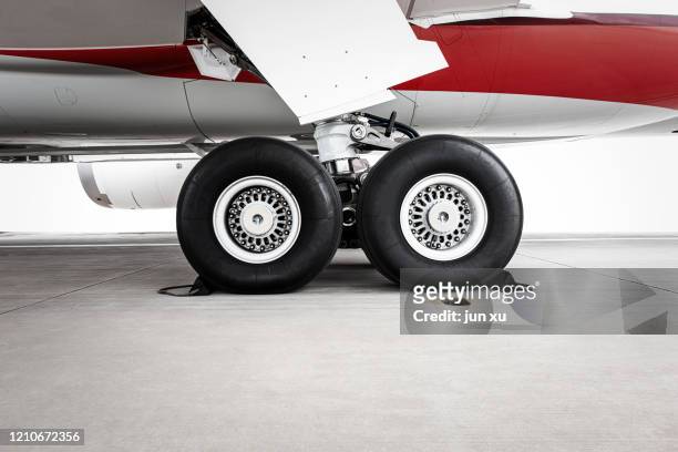the detailed structure of the aircraft's landing and takeoff wheels - fuselage fotografías e imágenes de stock