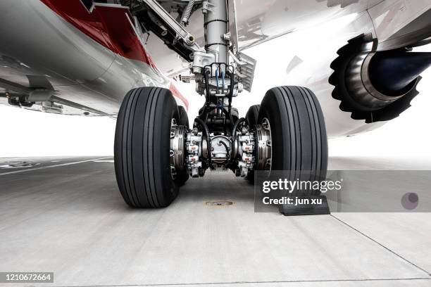 a huge plane on the runway of an airport - air freight transportation stock pictures, royalty-free photos & images