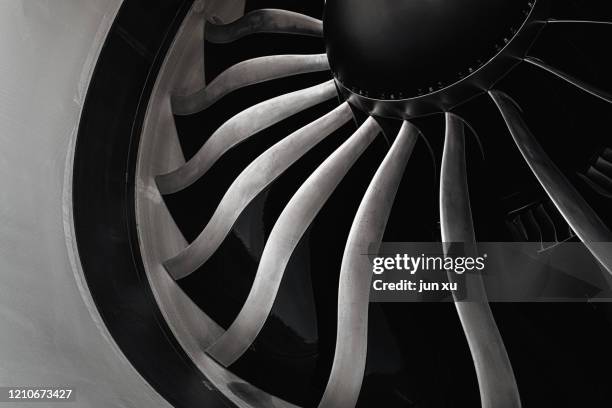 giant turbojet engines - hélice photos et images de collection