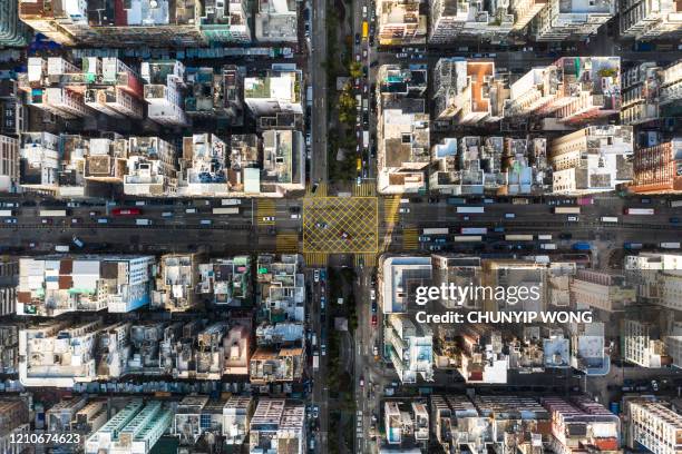 luchtmening van de flats van hong kong in cityscape achtergrond, sham shui po district. woonwijk - bovenkleding stockfoto's en -beelden