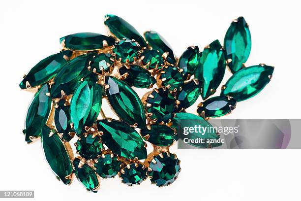 vintage emerald green brooch isolated on a white background - broche stockfoto's en -beelden