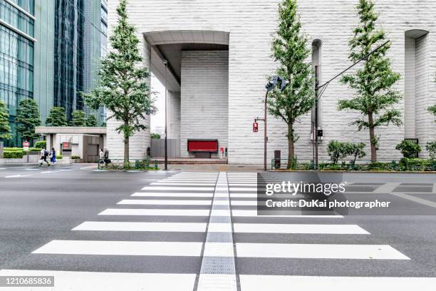 inner city road in tokyo - kreuzung stock-fotos und bilder