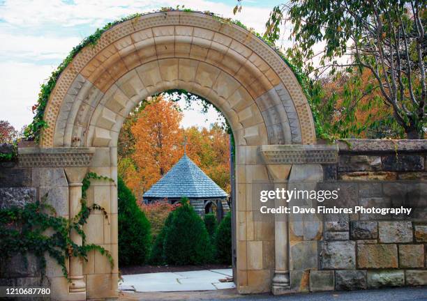 the stone archway and entrance to bishop's garden of the washington national cathedral - national cathedral stock-fotos und bilder