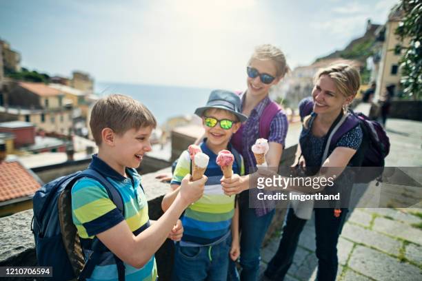 familia comiendo helado en riomaggiore en cinque terre, italia - gelato italiano fotografías e imágenes de stock