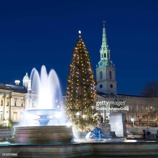 trafalgar square árbol de navidad, london - trafalgar square fotografías e imágenes de stock