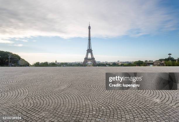 eiffel tower - kassei stockfoto's en -beelden