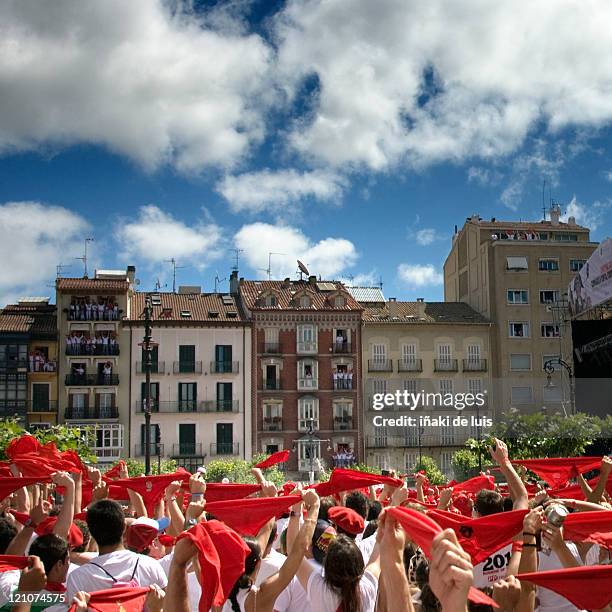 beginning of sanfermin party - stierenrennen stockfoto's en -beelden