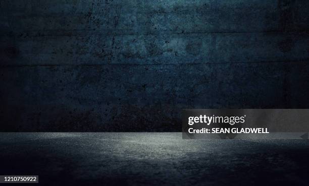 dark wall background - prison - fotografias e filmes do acervo