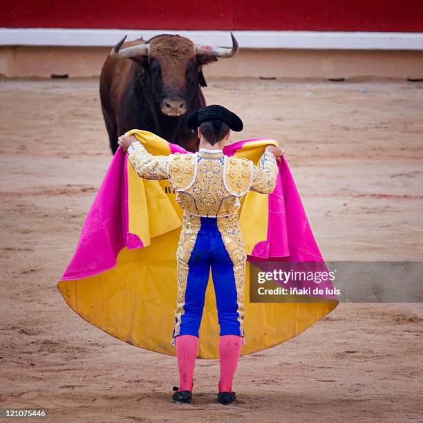 bullfight in sanfermin - bullfight stock-fotos und bilder