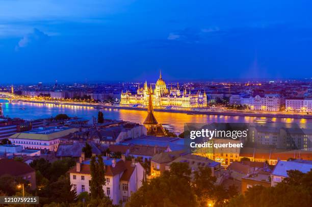 parlamento en budapest al atardecer - leuchtende farbe fotografías e imágenes de stock