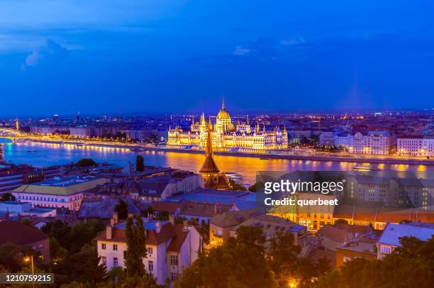 parliament in budapest at sunset - stadtsilhouette stock pictures, royalty-free photos & images