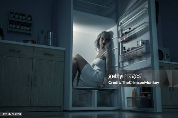 冷蔵庫の中の女性 - 死体 女性一人 ストックフォトと画像
